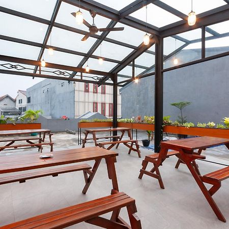 Sans Hotel Suryakencana Богор Экстерьер фото