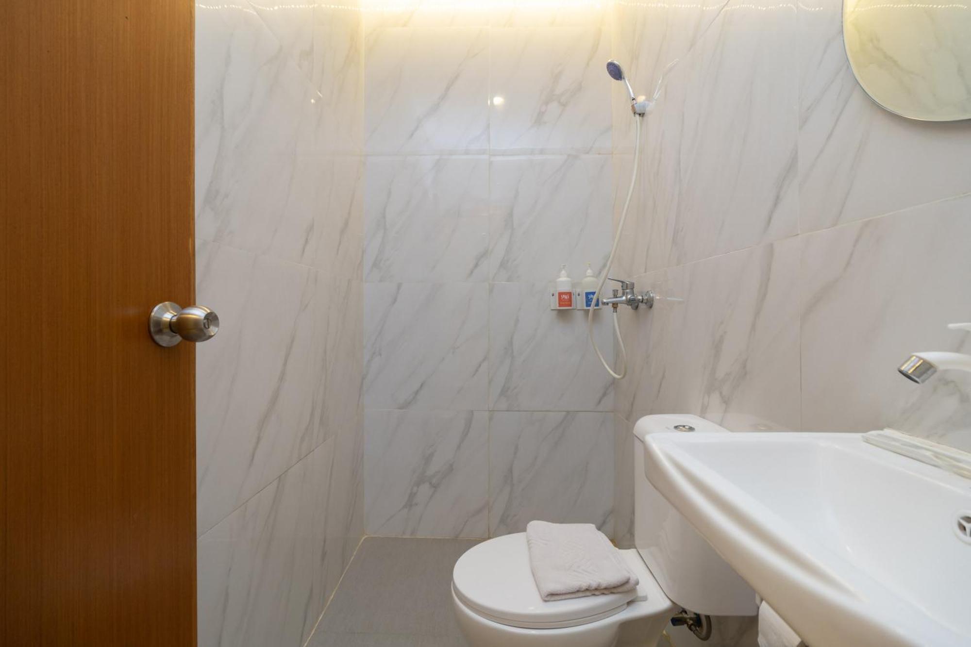 Sans Hotel Suryakencana Богор Номер фото